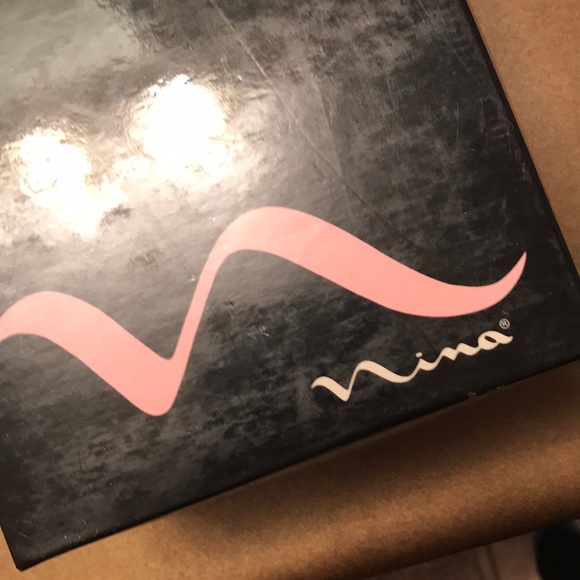 Nina size 8.5 little heeled shoe- all leather - Picture 5 of 5